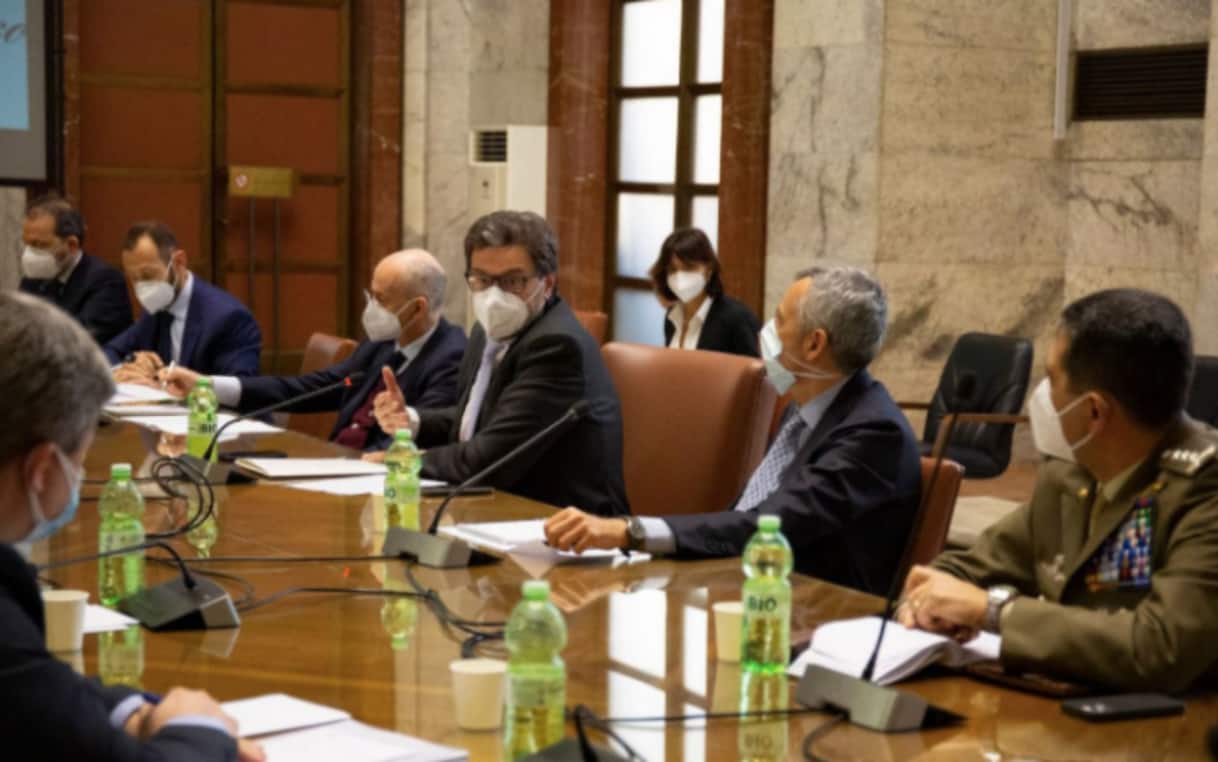 Produzione vaccino anti-Covid in Italia, nuovo vertice al Mise | Sky TG24